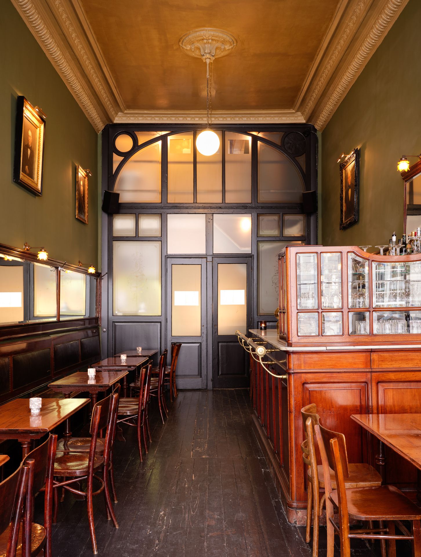 Interieur van Borze Café met zicht op de ingang, Borze Café Antwerpen