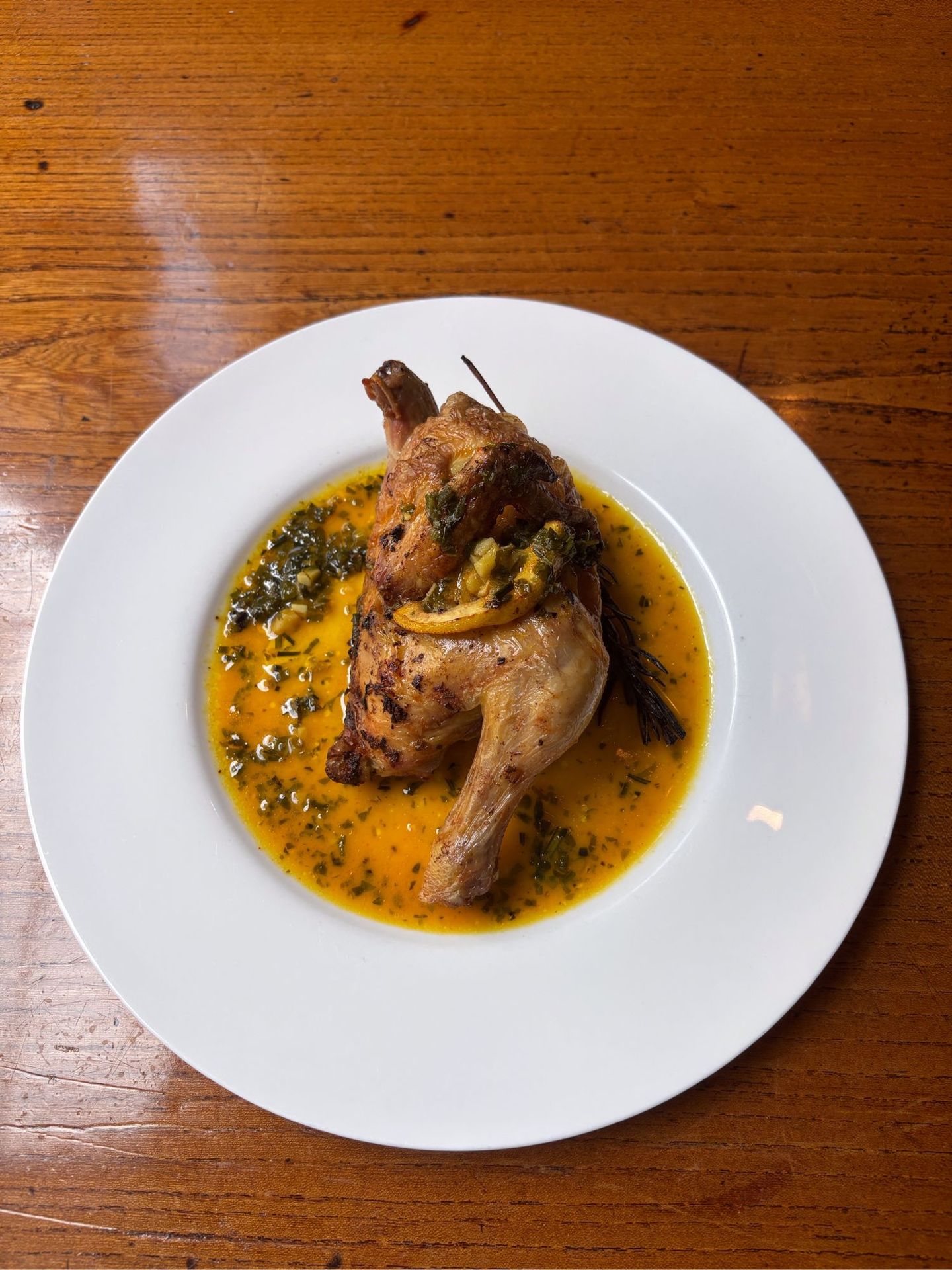 Huhn in Sauce auf einem weißen Teller im Borze Café Antwerpen