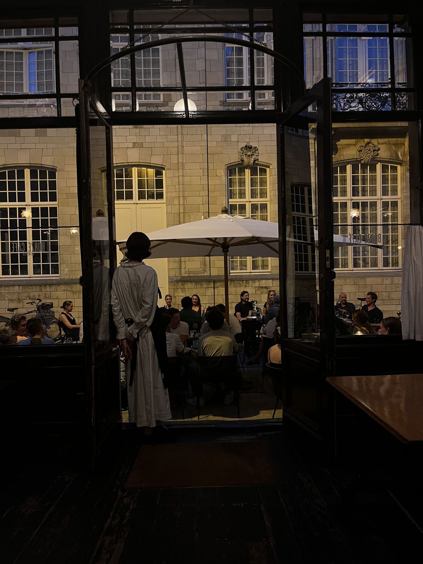 Zicht op het terras vanuit het café, Borze Café Antwerpen