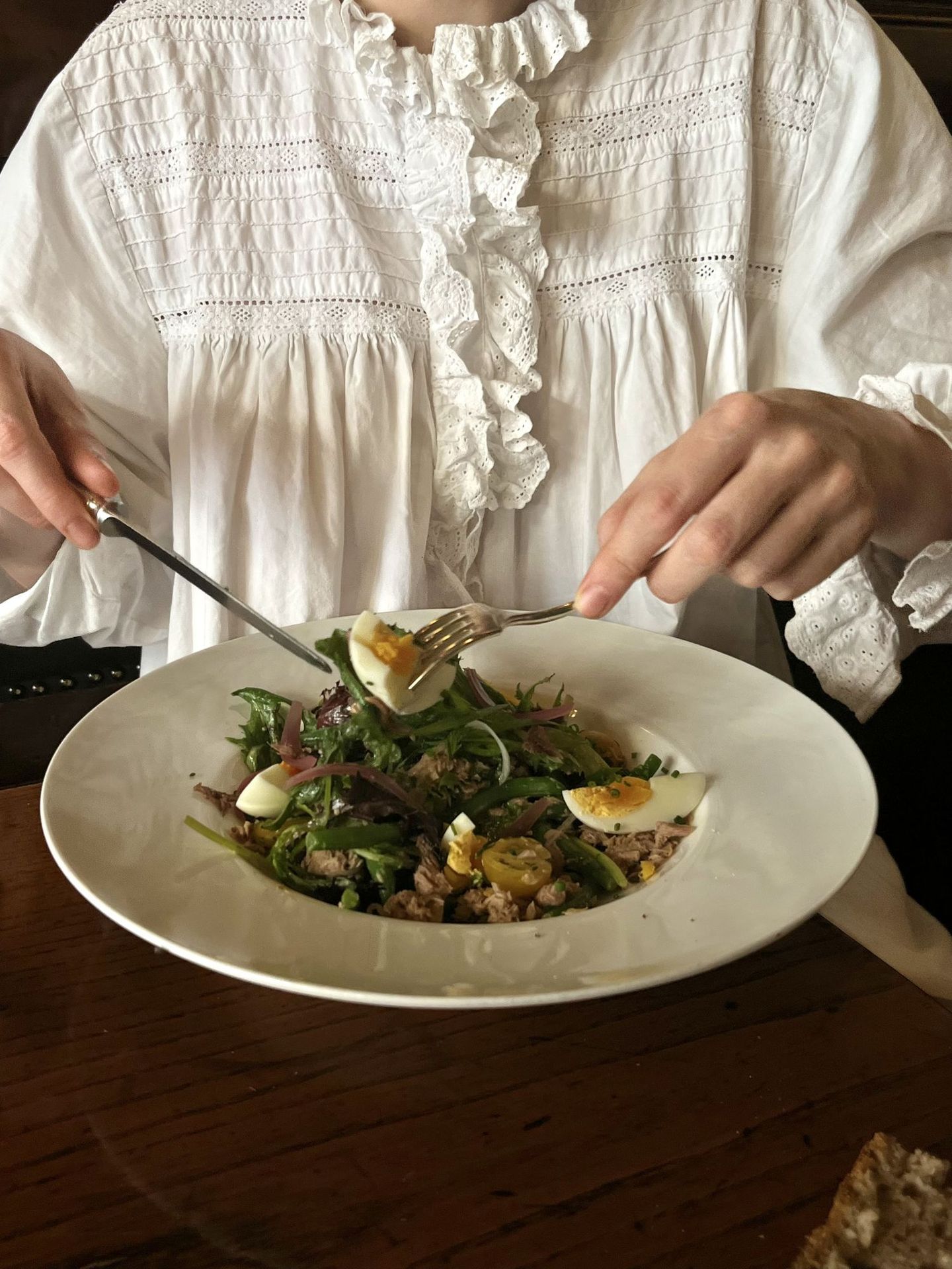 Salade met eieren aan tafel, Borze Café Antwerpen